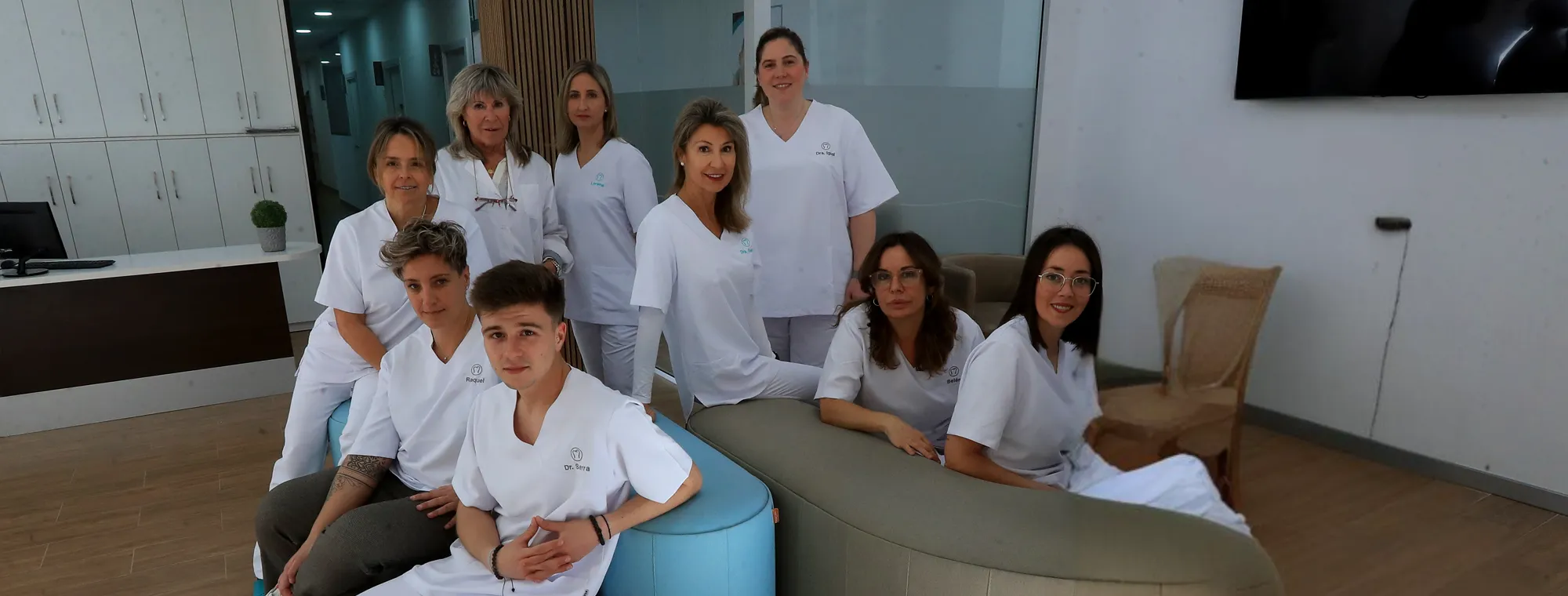 El equipo completo de Serra & Tufró en la recepción de la clínica de Almazora