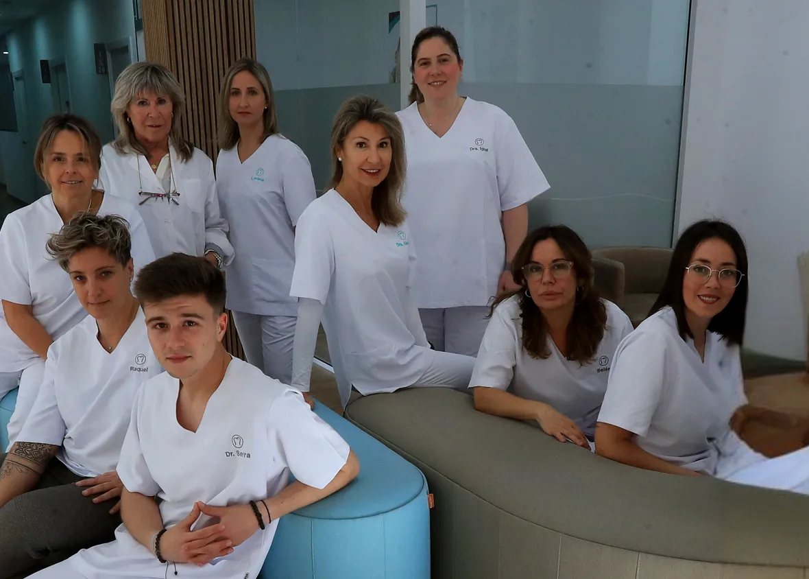El equipo de la Clínica Dental Serra & Tufró en la recepción de la clínica